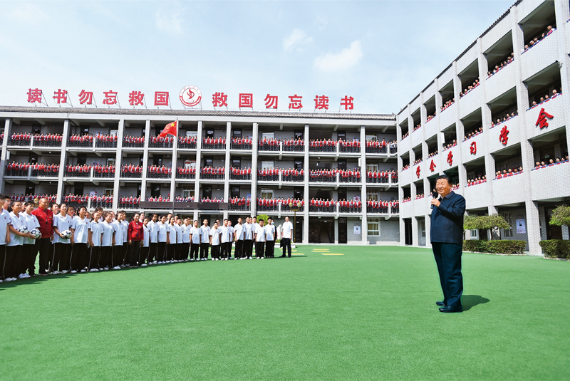 2021年9月13日至14日，中共中央總書記、國家主席、中央軍委主席習近平在陜西省榆林市考察。這是14日上午，習近平在綏德實驗中學考察時，同師生親切交流。 新華社記者 謝環馳/攝